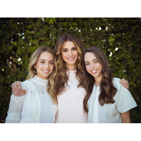 La reine Rania de Jordanie avec ses filles adorées la princesse Iman et la princesse Salma par une belle journée de l'été 2016, photo partagée sur Instagram en novembre de la même année.