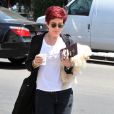 Sharon Osbourne se balade en buvant son café et son chien dans le bras à West Hollywood, Californie, Etats-Unis, le 8 août 2016.