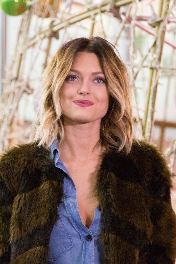 Caroline Receveur lance le coup d'envoi des illuminations de Noël au Forum des Halles à Paris, le 16 novembre 2016.