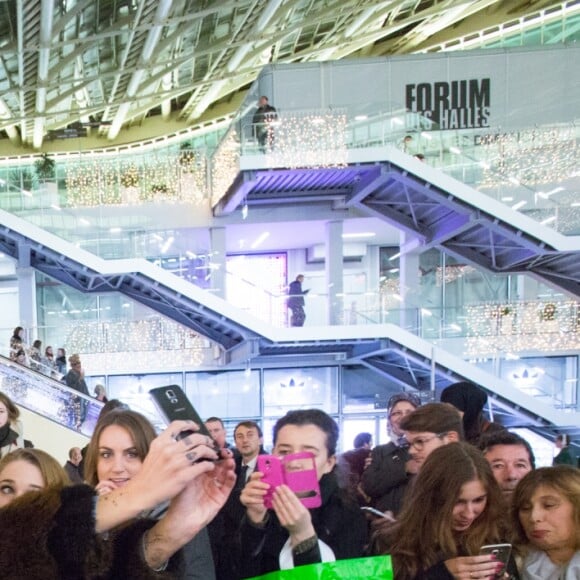 Caroline Receveur lance le coup d'envoi des illuminations de Noël au Forum des Halles à Paris, le 16 novembre 2016.