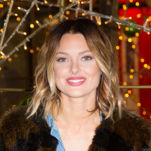 Caroline Receveur lance le coup d'envoi des illuminations de Noël au Forum des Halles à Paris, le 16 novembre 2016.