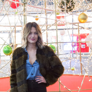 Caroline Receveur lance le coup d'envoi des illuminations de Noël au Forum des Halles à Paris, le 16 novembre 2016.