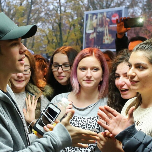 Exclusif - Justin Bieber rencontre des fans avant son concert à Zagreb. Croatie, le 11 novembre 2016.