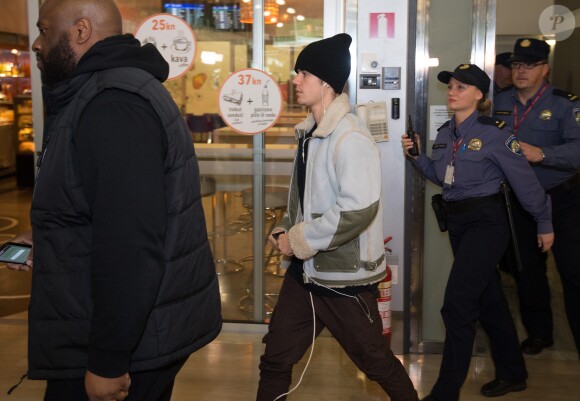 Justin Bieber arrive à l'aéroport de Zagreb en Croatie pour un concert le 9 novembre 2016.