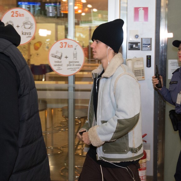 Justin Bieber arrive à l'aéroport de Zagreb en Croatie pour un concert le 9 novembre 2016.