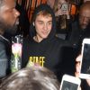 Justin Bieber accueilli par ses fans à la sortie de son concert à Londres, le 17 octobre 2016 © CPA/Bestimage