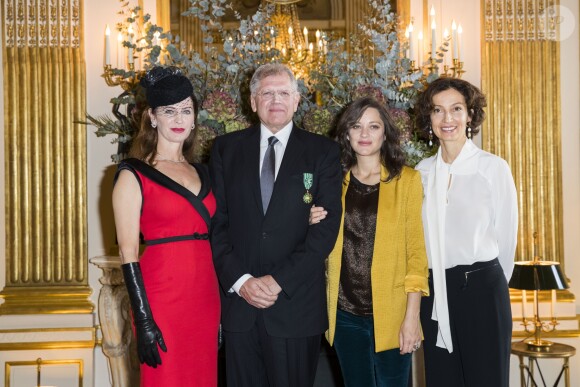 Robert Zemeckis et sa femme Leslie, Marion Cotillard (enceinte) et Audrey Azoulay, Ministre de la Culture et de la Communication - Le réalisateur Robert Zemeckis reçoit les insignes de Commandeur des Arts et des Lettres au ministère de la culture à Paris le 19 novembre 2016. © Olivier Borde / Bestimage