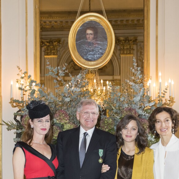 Robert Zemeckis et sa femme Leslie, Marion Cotillard (enceinte) et Audrey Azoulay, Ministre de la Culture et de la Communication - Le réalisateur Robert Zemeckis reçoit les insignes de Commandeur des Arts et des Lettres au ministère de la culture à Paris le 19 novembre 2016. © Olivier Borde / Bestimage