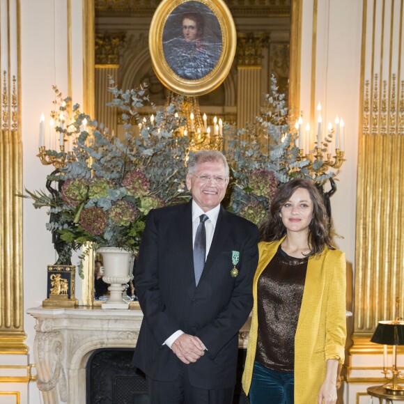 Robert Zemeckis et Marion Cotillard (enceinte) - Le réalisateur Robert Zemeckis reçoit les insignes de Commandeur des Arts et des Lettres au ministère de la culture à Paris le 19 novembre 2016. © Olivier Borde / Bestimage