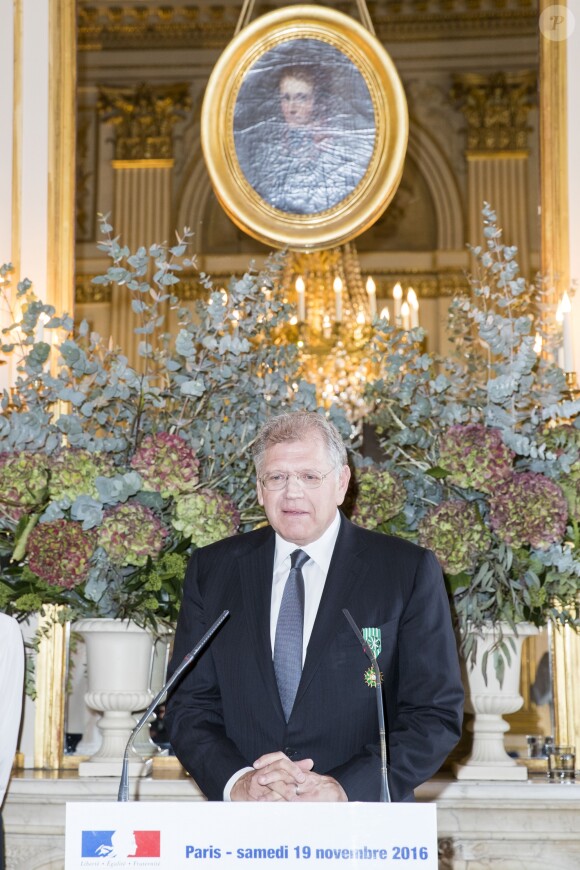 Le réalisateur Robert Zemeckis reçoit les insignes de Commandeur des Arts et des Lettres au ministère de la culture à Paris le 19 novembre 2016. © Olivier Borde / Bestimage