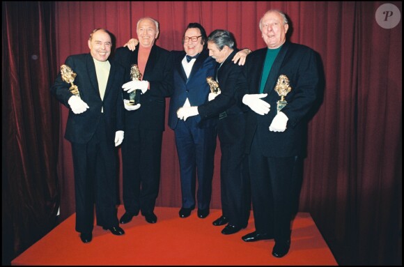 Les Frères Jacques (de gauche à droite : Georges Bellec, François Soubeyran, Paul Tourenne et André Bellec) autour de Raymond Devos avec leur Molière d'honneur lors de la soirée des Molières en mai 1996. En novembre 2016, Paul Tourenne, dernier survivant du quatuor, est décédé.