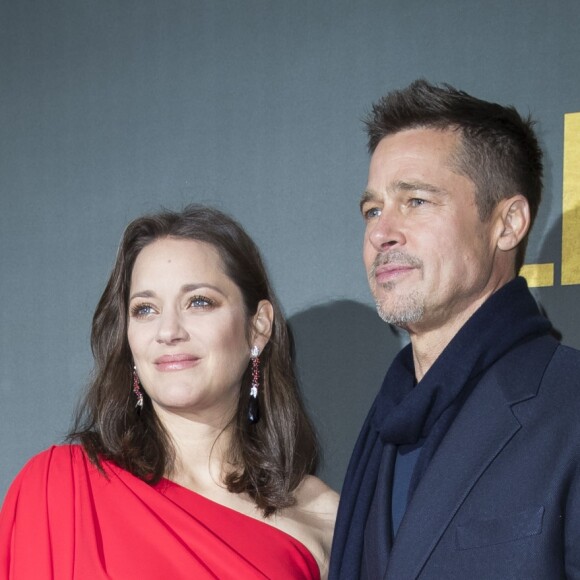 Marion Cotillard enceinte (habillée par Dior) et Brad Pitt - Avant-première du film "Alliés" au cinéma UGC Normandie à Paris, le 20 novembre 2016. © Olivier Borde/Bestimage