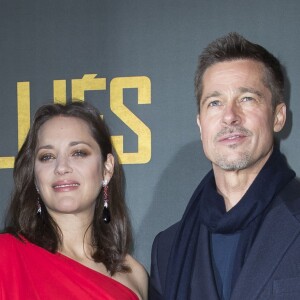 Marion Cotillard enceinte (habillée par Dior) et Brad Pitt - Avant-première du film "Alliés" au cinéma UGC Normandie à Paris, le 20 novembre 2016. © Olivier Borde/Bestimage