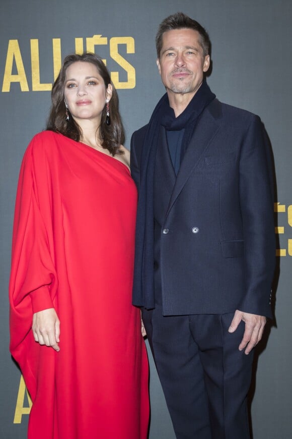 Marion Cotillard enceinte (habillée par Dior) et Brad Pitt - Avant-première du film "Alliés" au cinéma UGC Normandie à Paris, le 20 novembre 2016. © Olivier Borde/Bestimage