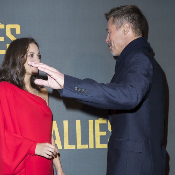 Marion Cotillard enceinte (habillée par Dior) et Brad Pitt - Avant-première du film "Alliés" au cinéma UGC Normandie à Paris, le 20 novembre 2016. © Olivier Borde/Bestimage