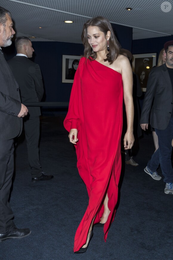 Marion Cotillard enceinte, dans une robe de soie rouge signée Dior - Avant-première du film "Alliés" au cinéma UGC Normandie à Paris, le 20 novembre 2016. © Olivier Borde/Bestimage