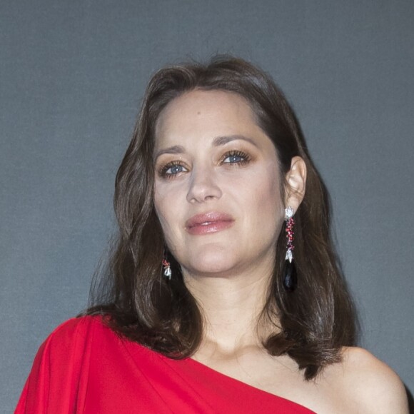 Marion Cotillard enceinte, dans une robe de soie rouge signée Dior et portant des boucles d'oreilles Chopard - Avant-première du film "Alliés" au cinéma UGC Normandie à Paris, le 20 novembre 2016. © Olivier Borde/Bestimage