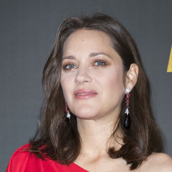 Marion Cotillard enceinte, dans une robe de soie rouge signée Dior et portant des boucles d'oreilles Chopard - Avant-première du film "Alliés" au cinéma UGC Normandie à Paris, le 20 novembre 2016. © Olivier Borde/Bestimage