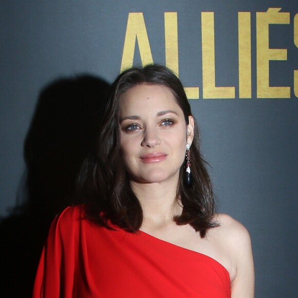 Marion Cotillard enceinte, dans une robe de soie rouge signée Dior - Avant-première du film "Alliés" au cinéma UGC Normandie à Paris, le 20 novembre 2016. © Olivier Borde/Bestimage
