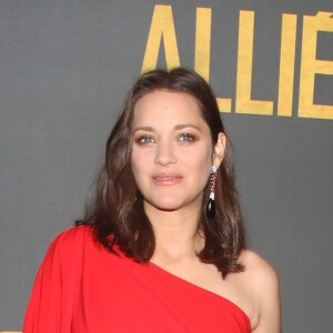 Marion Cotillard enceinte, dans une robe de soie rouge signée Dior - Avant-première du film "Alliés" au cinéma UGC Normandie à Paris, le 20 novembre 2016. © Olivier Borde/Bestimage