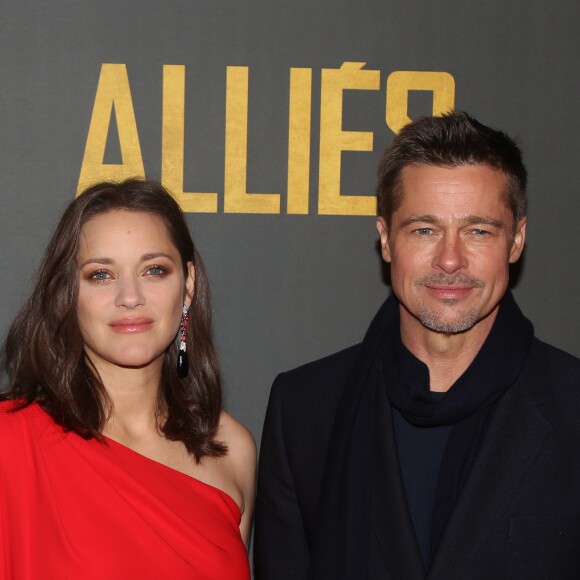 Marion Cotillard enceinte (habillée par Dior) et Brad Pitt - Avant-première du film "Alliés" au cinéma UGC Normandie à Paris, le 20 novembre 2016. © Olivier Borde/Bestimage