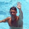 Cristiano Ronaldo se relaxe avec des amis dans une piscine à son hôtel à Miami le 5 aout 2016.