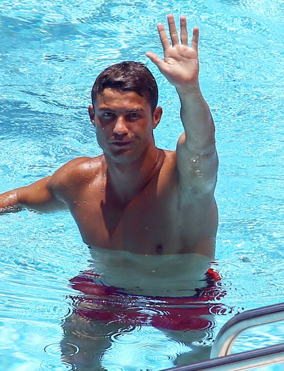 Cristiano Ronaldo se relaxe avec des amis dans une piscine à son hôtel à Miami le 5 aout 2016.