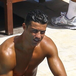 Cristiano Ronaldo se relaxe au bord de la piscine avec des amis à Miami, Floride, Etats-Unis, le 3 août 2016.