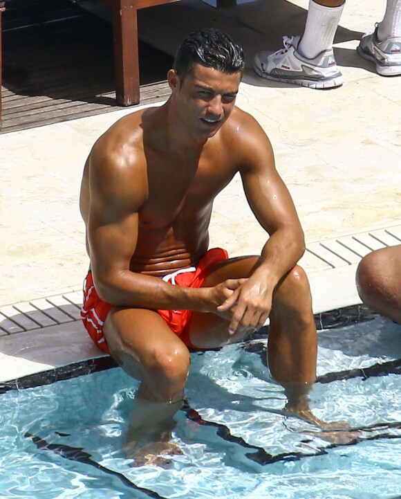 Cristiano Ronaldo se relaxe au bord de la piscine avec des amis à Miami, Floride, Etats-Unis, le 3 août 2016.