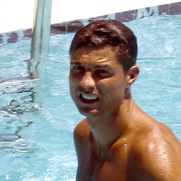 Cristiano Ronaldo se relaxe avec des amis dans une piscine à son hôtel à Miami, le 5 aout 2016.