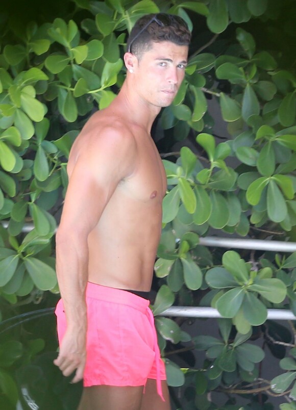 Le joueur de football Cristiano Ronaldo se relaxe avec des amis au bord d'une piscine à Miami, Floride, le 1er Août 2016.