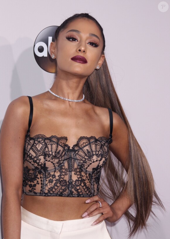 La chanteuse Ariana Grande sur le tapis rouge du 2016 American Music Awards au théâtre Microsoft à Los Angeles, le 20 novembre 2016.