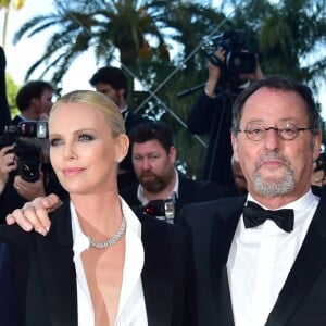 Javier Bardem, Charlize Theron (bijoux Cartier), Jean Reno, Jared Harris - Montée des marches du film "The Last Face" lors du 69e Festival International du Film de Cannes. Le 20 mai 2016. © Giancarlo Gorassini/Bestimage