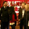 L'ancien ministre de l'économie et responsable du mouvement "En Marche", Emmanuel Macron et sa femme Brigitte Macron (prennent le temps de poser pour quelques photos à la sortie du restaurant La Rotonde, à Paris, France, le 16 novembre 2016.