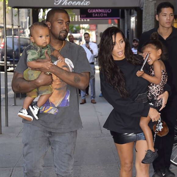 Kim Kardashian, son mari Kanye West et leurs enfants North et Saint à New York, le 29 août 2016.