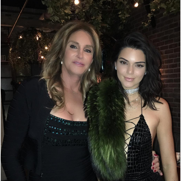 Caitlyn Jenner pose avec Kendall à l'occasion de son 21e anniversaire. Photo Instagram postée en novembre 2016.