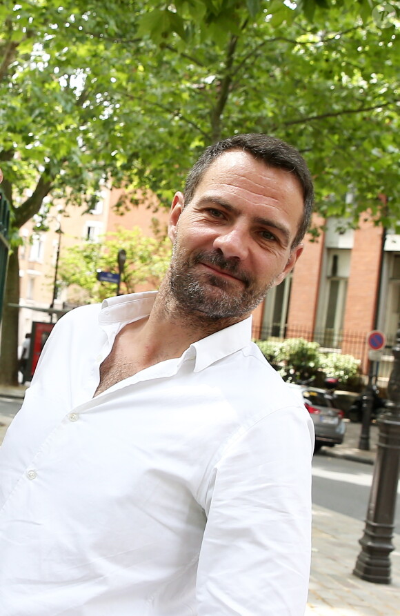 Exclusif - Jérôme Kerviel, accompagné de son avocat David Koubbi, du président de son association, et d'un ami, va se faire enlever son bracelet électronique au Service pénitentiaire d'insertion et de probation (SPIP) au 12 rue Charles Fourier, dans le 13ème arrondissement à Paris, le 26 juin 2015.