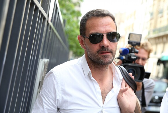 Exclusif - Jérôme Kerviel, accompagné de son avocat David Koubbi, du président de son association, et d'un ami, va se faire enlever son bracelet électronique au Service pénitentiaire d'insertion et de probation (SPIP) au 12 rue Charles Fourier, dans le 13ème arrondissement à Paris, le 26 juin 2015.