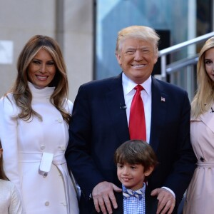 Donald Trump en famille (de droite à gauche, sa fille Tiffany Trump, son fils Donald Trump Jr., sa petite-fille Kai Trump, son épouse Melania Trump, son petit-fils Donald Trump, sa fille Ivanka Trump et son fils Eric Trump) à New York, le 21 avril 2016.