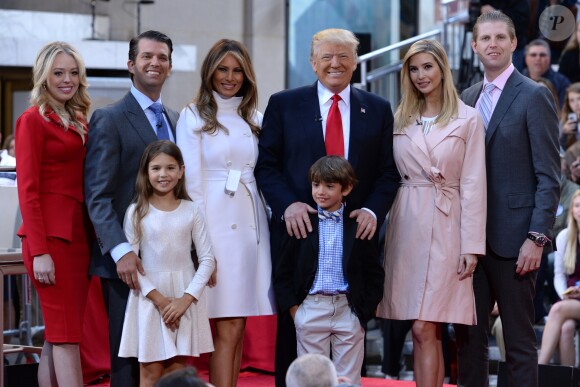Donald Trump en famille (de droite à gauche, sa fille Tiffany Trump, son fils Donald Trump Jr., sa petite-fille Kai Trump, son épouse Melania Trump, son petit-fils Donald Trump, sa fille Ivanka Trump et son fils Eric Trump) à New York, le 21 avril 2016.