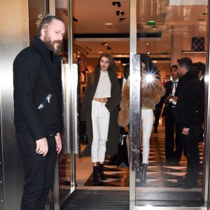 Kendall Jenner et Gigi Hadid quittent le magasin Gucci au 2, du Faubourg Saint-Honoré. Paris, le 28 novembre 2016.