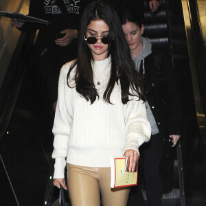 Selena Gomez arrive à l'aéroport de LAX à Los Angeles, le 28 novembre 2016.