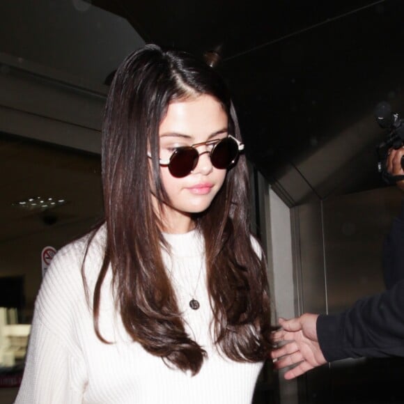 Selena Gomez arrive à l'aéroport de LAX à Los Angeles, le 28 novembre 2016.