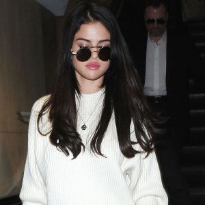 Selena Gomez arrive à l'aéroport de LAX à Los Angeles, le 28 novembre 2016.