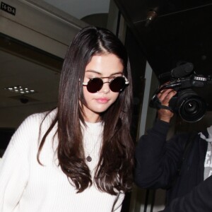 Selena Gomez arrive à l'aéroport de LAX à Los Angeles, le 28 novembre 2016.