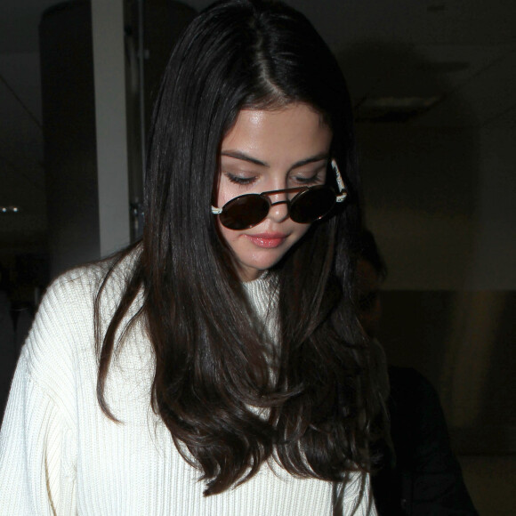 Selena Gomez arrive à l'aéroport de LAX à Los Angeles, le 28 novembre 2016.