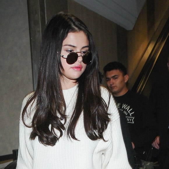 Selena Gomez arrive à l'aéroport de LAX à Los Angeles, le 28 novembre 2016.