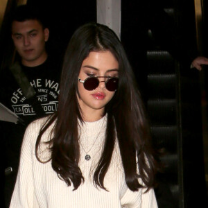 Selena Gomez arrive à l'aéroport de LAX à Los Angeles, le 28 novembre 2016.