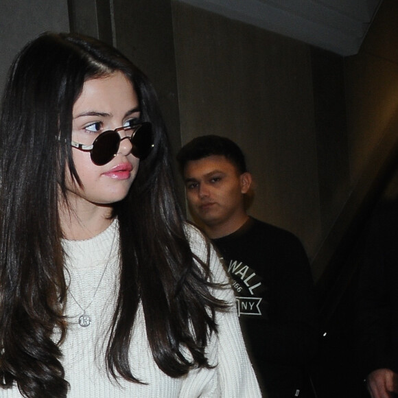 Selena Gomez arrive à l'aéroport de LAX à Los Angeles, le 28 novembre 2016.