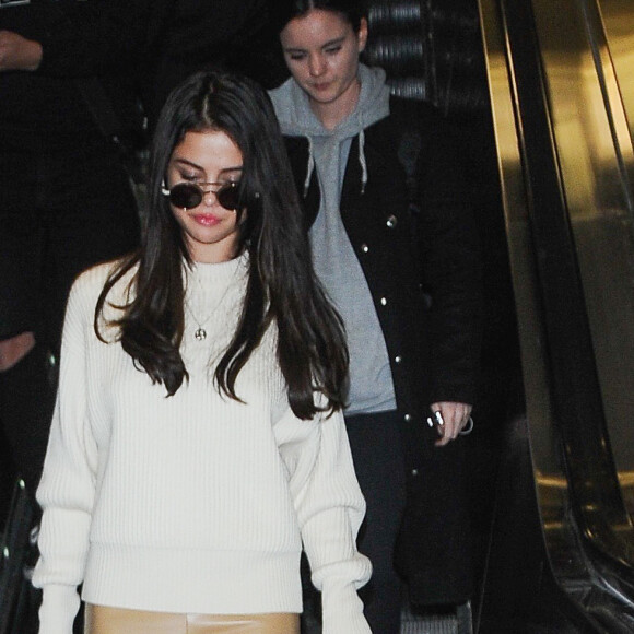 Selena Gomez arrive à l'aéroport de LAX à Los Angeles, le 28 novembre 2016.